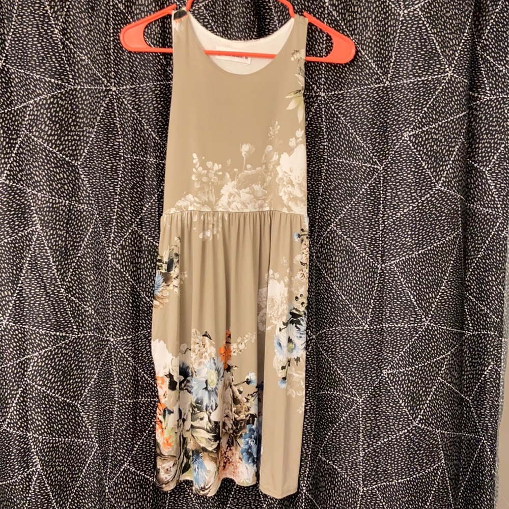 Tan floral sleeveless short dress w/ pockets - size M